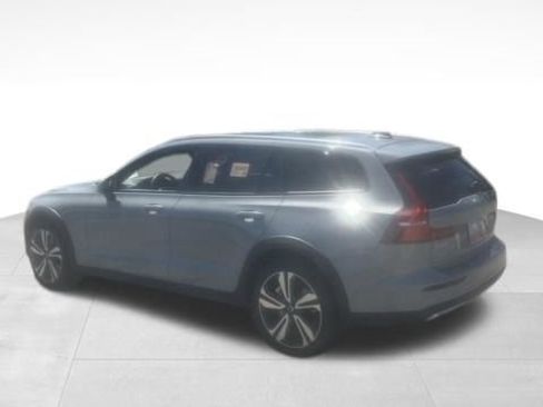 Used 2025 Volvo V60 B5 Cross Country Plus AWD/4WD image 4