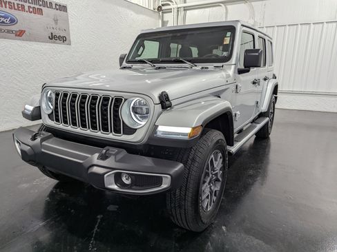 Used 2024 Jeep Wrangler Unlimited Sahara image 3