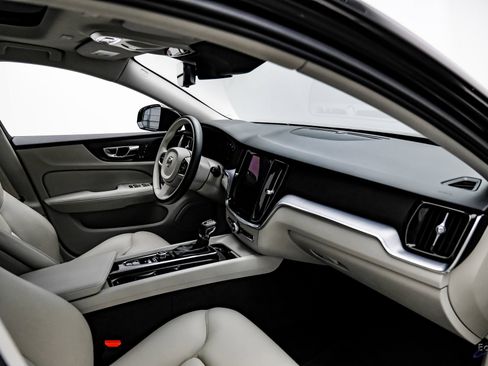 Used 2020 Volvo V60 T5 Momentum w/ Protection Package Premier image 40