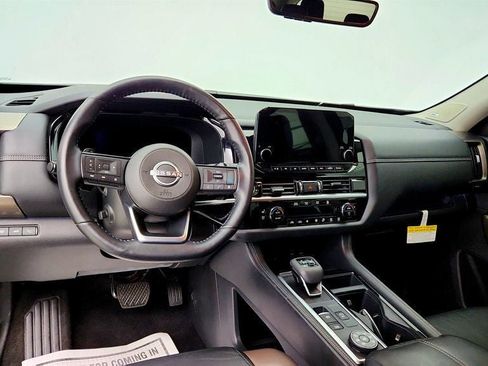 Used 2024 Nissan Pathfinder Platinum w/ Black Appearance Package AWD/4WD image 13