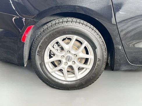 Used 2024 Chrysler Pacifica Touring-L image 37