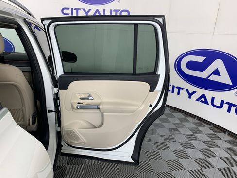 Used 2022 Mercedes-Benz GLB 250 4MATIC w/ Premium Package Lite image 38