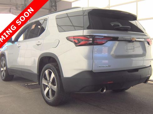 Used 2022 Chevrolet Traverse LT w/ LT Premium Package FWD image 4