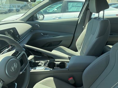 New 2026 Hyundai Elantra Hybrid FWD image 3