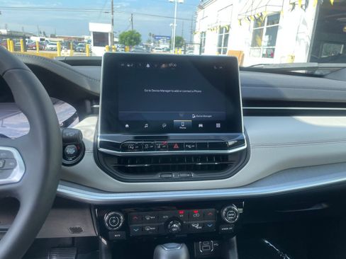 Used 2025 Jeep Compass Limited image 18