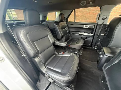 Used 2021 Ford Explorer XLT w/ Equipment Group 202A AWD/4WD image 16