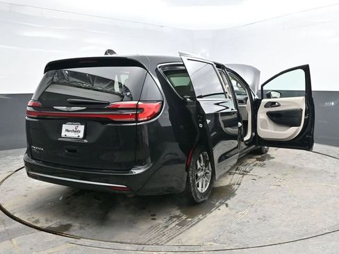 Used 2023 Chrysler Pacifica Touring-L image 50