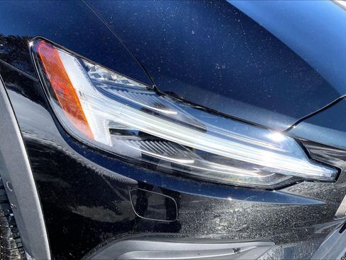 Used 2026 Volvo V60 B5 Cross Country Plus w/ Protection Package Premier image 27