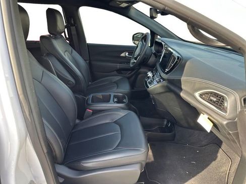 New 2025 Chrysler Pacifica Select image 15