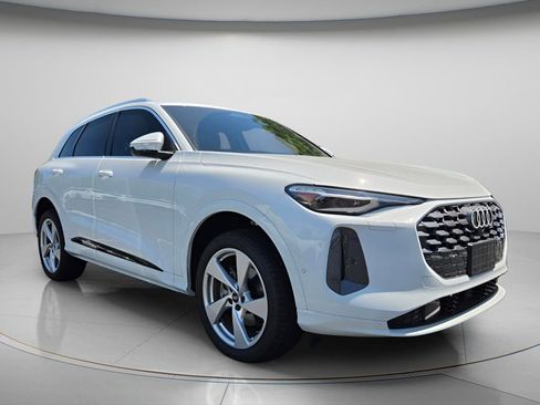 Certified 2025 Audi Q5 Premium AWD/4WD image 4