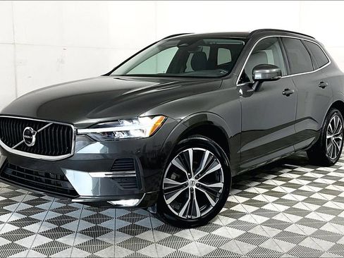 Used 2022 Volvo XC60 B5 Momentum image 2