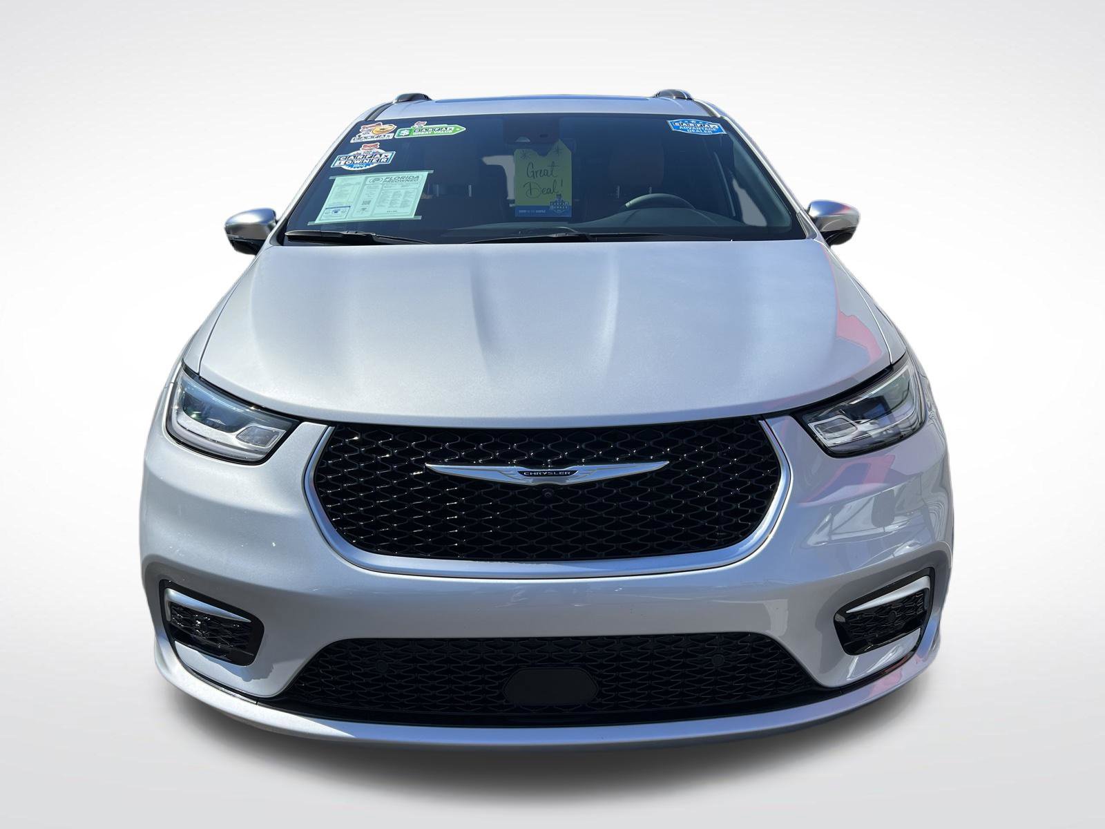 Used 2023 Chrysler Pacifica Pinnacle FWD image 2