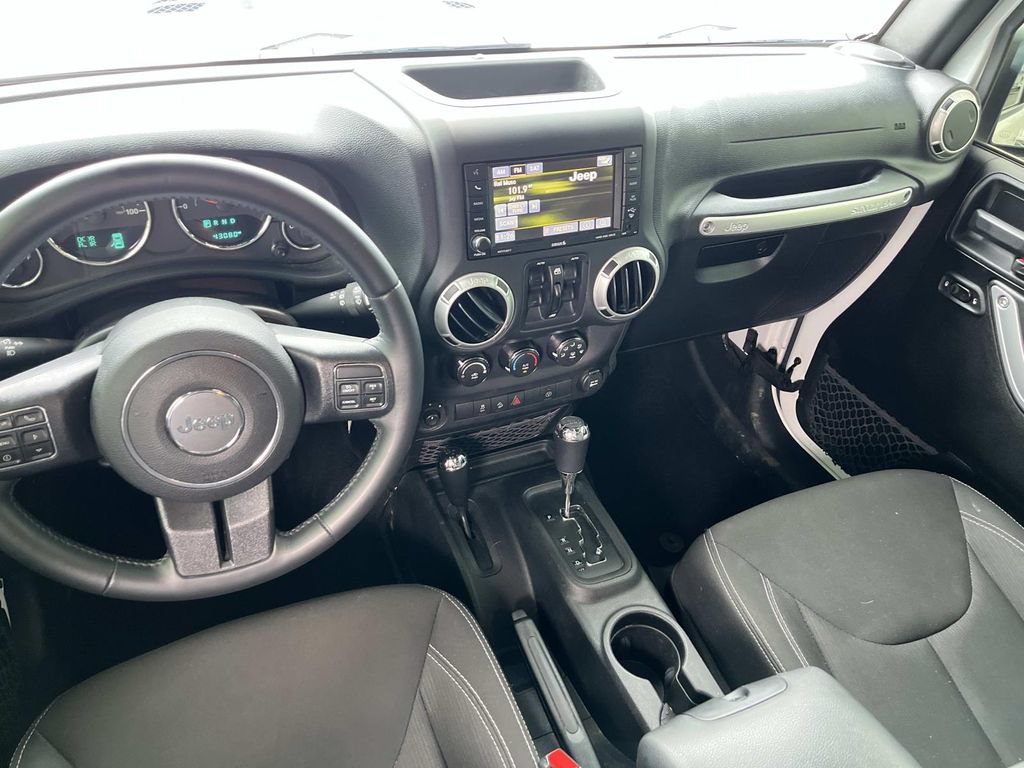 Used 2016 Jeep Wrangler Unlimited Sahara w/ Connectivity Group AWD/4WD image 14