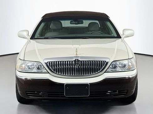 Used 2007 Lincoln Town Car Signature RWD image 2