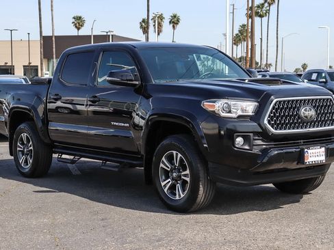 Used 2018 Toyota Tacoma TRD Sport w/ Technology Package image 4