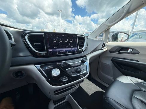 Used 2024 Chrysler Pacifica Touring-L FWD image 31