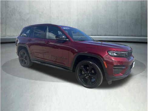 Used 2023 Jeep Grand Cherokee Altitude AWD/4WD image 9