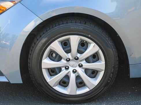 Used 2022 Toyota Corolla LE image 9