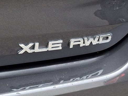 Used 2021 Toyota Highlander XLE AWD/4WD image 30