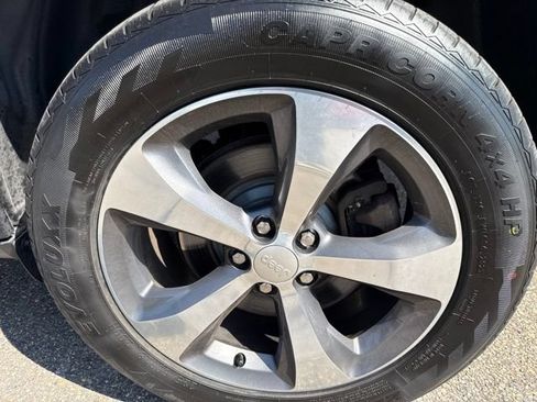 Used 2019 Jeep Cherokee Limited AWD/4WD image 11