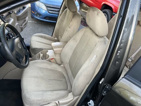 Used 2009 Kia Rondo LX image 32