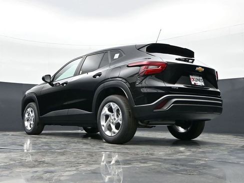 New 2026 Chevrolet Trax LS w/ LS Convenience Package FWD image 30