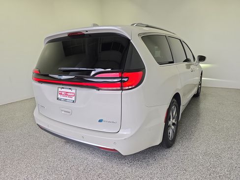 Used 2021 Chrysler Pacifica Pinnacle FWD image 3
