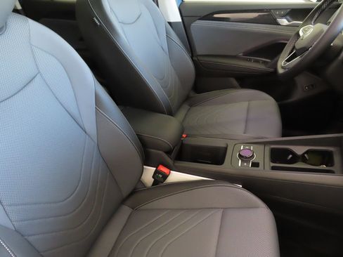Certified 2026 Volkswagen Tiguan SE FWD image 27