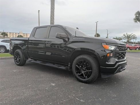 Used 2023 Chevrolet Silverado 1500 Custom image 2