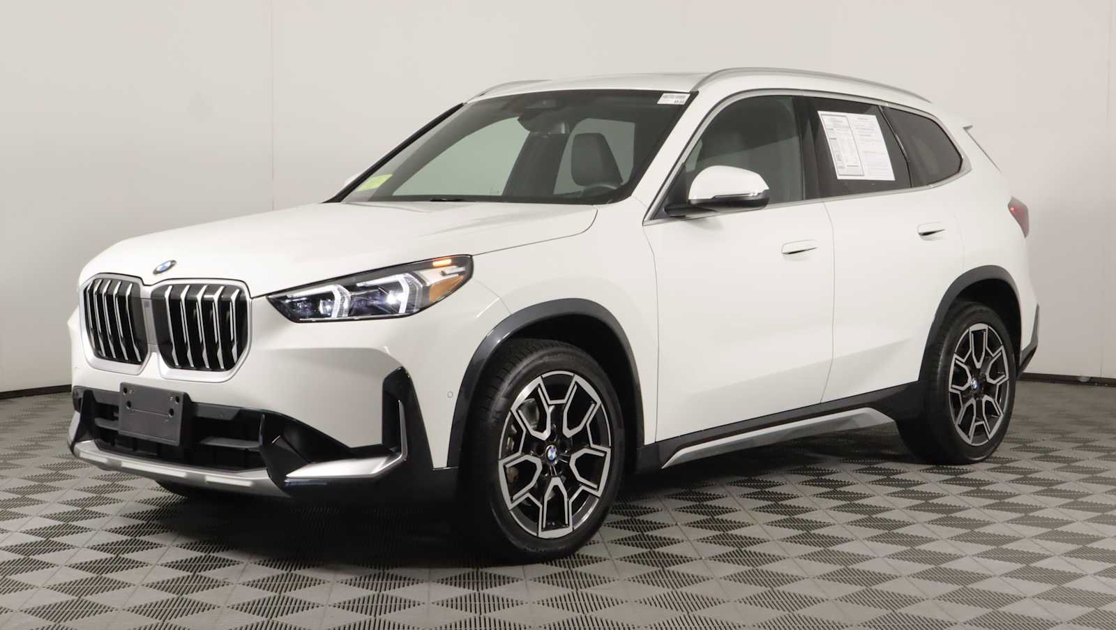 Used 2025 BMW X1 xDrive28i w/ Convenience Package AWD/4WD image 3