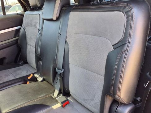 Used 2017 Ford Explorer XLT w/ Equipment Group 202A image 10