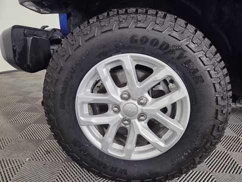 Used 2023 Jeep Gladiator Sport AWD/4WD image 7