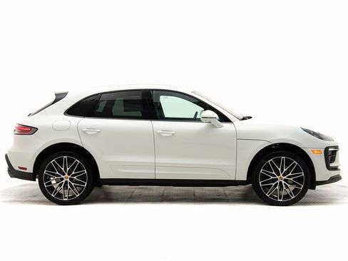 Certified 2025 Porsche Macan AWD/4WD image 34