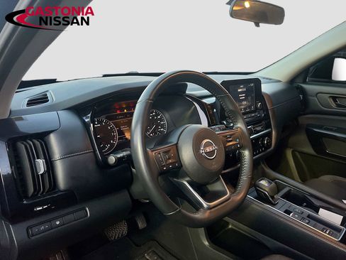 Used 2024 Nissan Pathfinder SV image 11