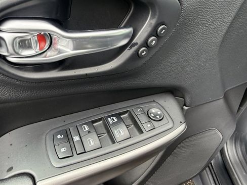 Used 2019 Jeep Cherokee Limited AWD/4WD image 9