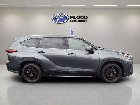 Used 2021 Toyota Highlander XLE AWD/4WD image 3