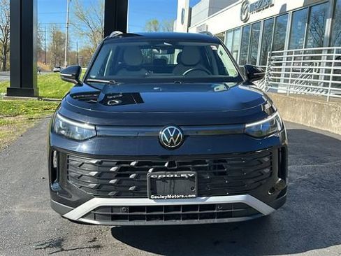 Used 2025 Volkswagen Tiguan SE AWD/4WD image 3