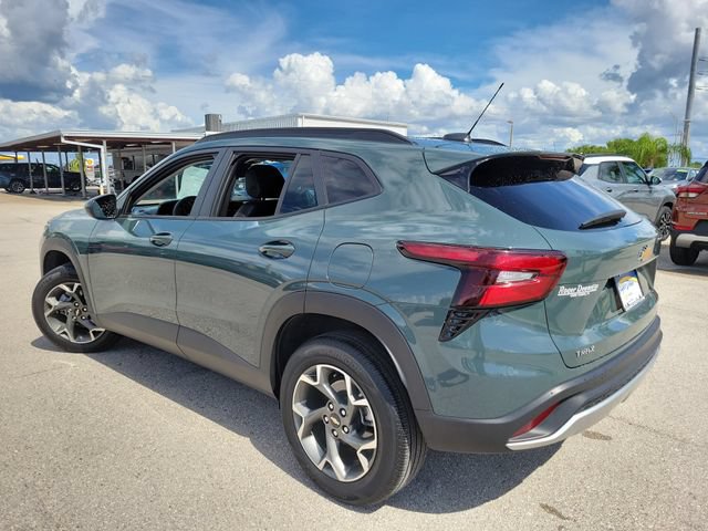 Used 2025 Chevrolet Trax LT FWD image 4