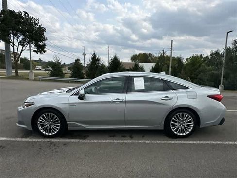 Used 2021 Toyota Avalon Limited image 2
