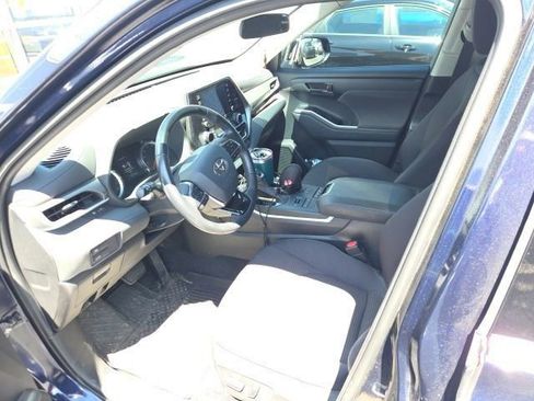 Used 2021 Toyota Highlander LE AWD/4WD image 6