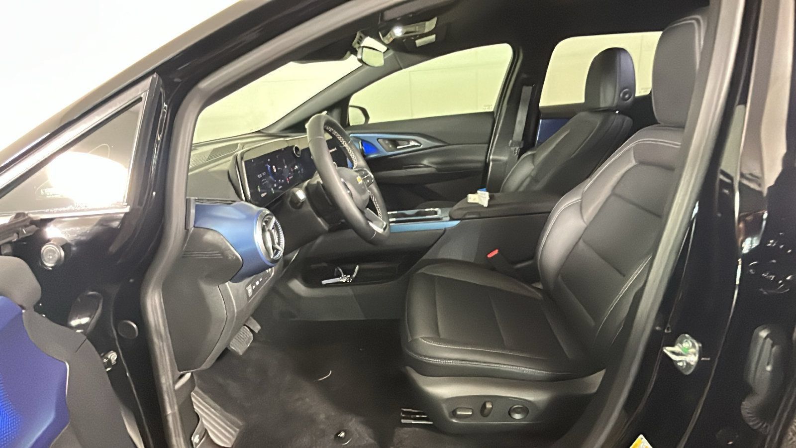 Used 2025 Chevrolet Equinox EV LT FWD image 13