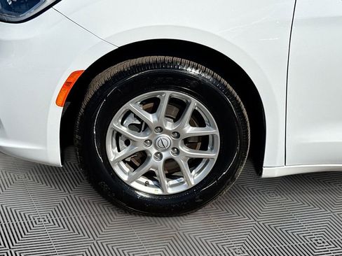 Used 2026 Chrysler Pacifica Select FWD image 35