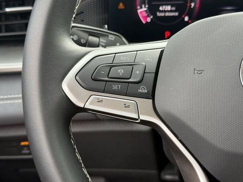 Used 2025 Volkswagen Tiguan SE image 12