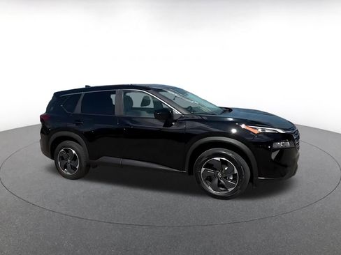 Used 2025 Nissan Rogue SV AWD/4WD image 2