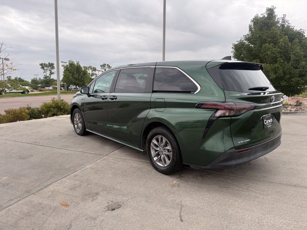Used 2025 Toyota Sienna LE AWD/4WD image 7