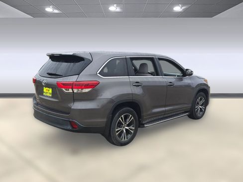 Used 2017 Toyota Highlander LE image 9