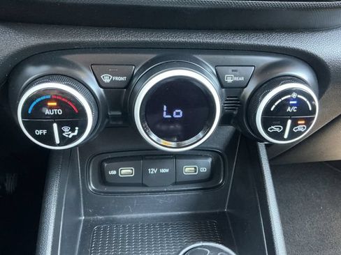 Used 2022 Hyundai Venue Limited FWD image 17