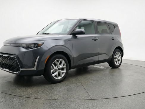 Used 2025 Kia Soul LX w/ LX Technology Package image 3