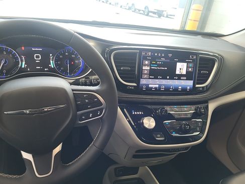 Used 2024 Chrysler Pacifica Touring-L FWD image 8