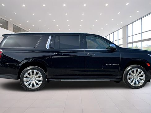 Used 2024 Chevrolet Suburban Premier AWD/4WD image 3